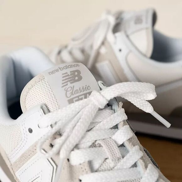 New balance Women's
574 Core grey/white‎ size 6.5 NWT in box - Picture 7 of 14